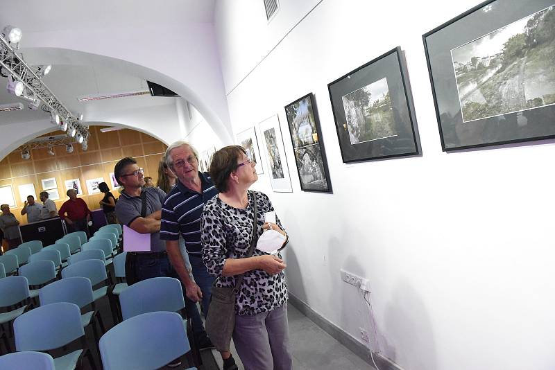 Z vernisáže výstavy Řeka a město s podtitulem Labská zákoutí v čase v historickém sále kolínského Ceropu.