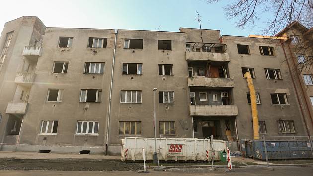 Bytový dům v Zengrově ulici v Kolíně na začátku rekonstrukce.