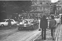 Malý ruský tank projíždí Prahou. Srpen 1968 v ulicích Prahy.