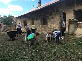Účastníci Summer Workcampu uklízeli kostel sv. Havla a hřbitov ve Štolmíři.