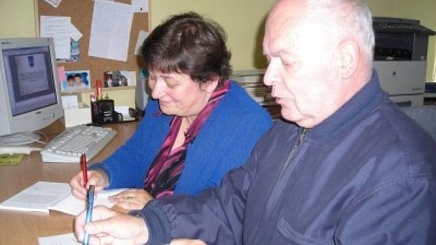 Dva přítomní autoři, Anna Nouzáková a Bohuslav Sajvera, příchozím knihu s úsměvem podepsali a připsali do ní i věnování.