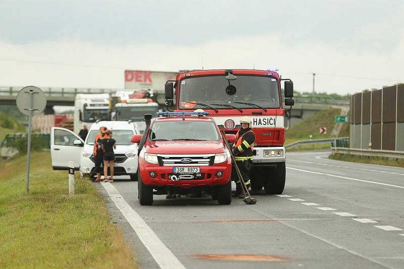 Dopravní nehoda uzavřela obchvat Kolína.