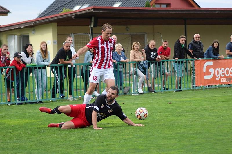 Z fotbalového utkání krajského přeboru Velim - Kutná Hora