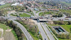 Rekonstrukce západní části mostu na Pražském okruhu nad Chlumeckou ulicí z ptačí perspektivy.
