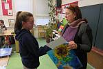 Děti ze základní školy Miloše Šolleho z Kouřimi pomohly pacientům s roztroušenou sklerózou, pro něž namalovaly obrázky slunečnic v rámci kampaně „Rozsviťme Českou republiku".