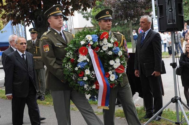 Pietní akt v Lošanech pozdravil telefonem z Ameriky Josef Mašín