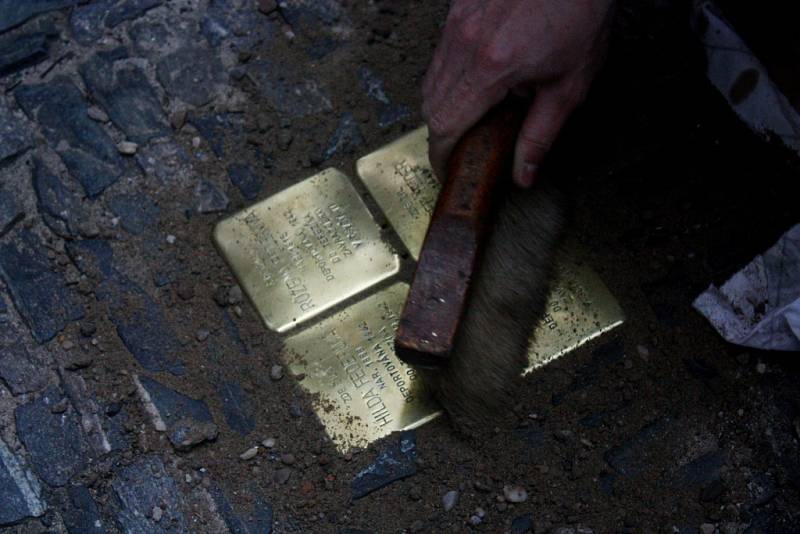 Pokládání nových stolpersteinů