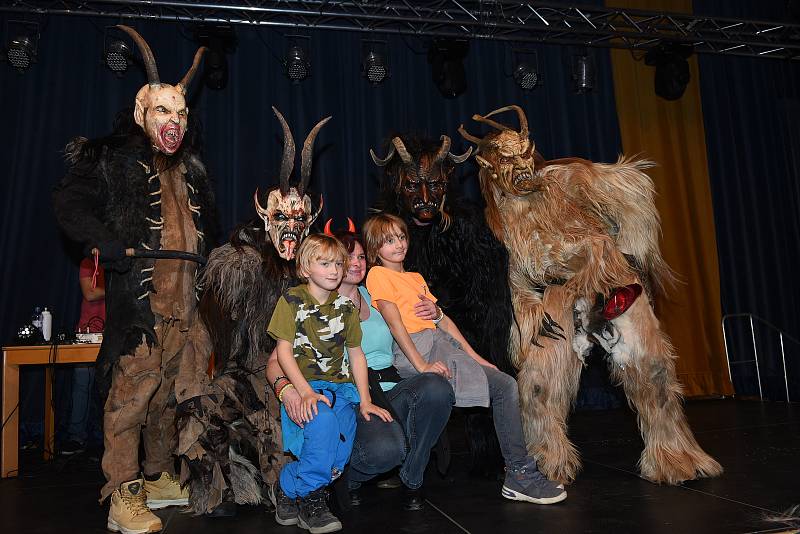 Krampusové přijeli do kulturního domu