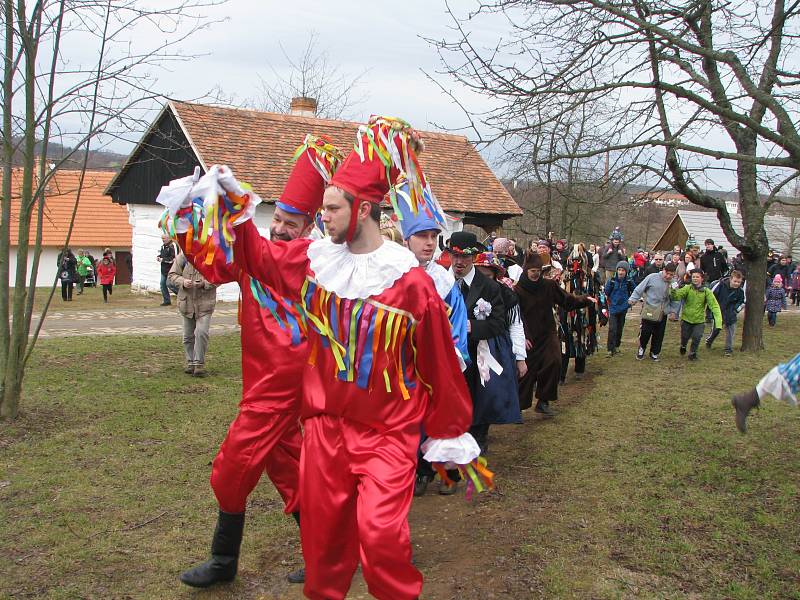 Národopisný pořad na téma lidového masopustu přilákal do skanzenu obrovské množství návštěvníků.