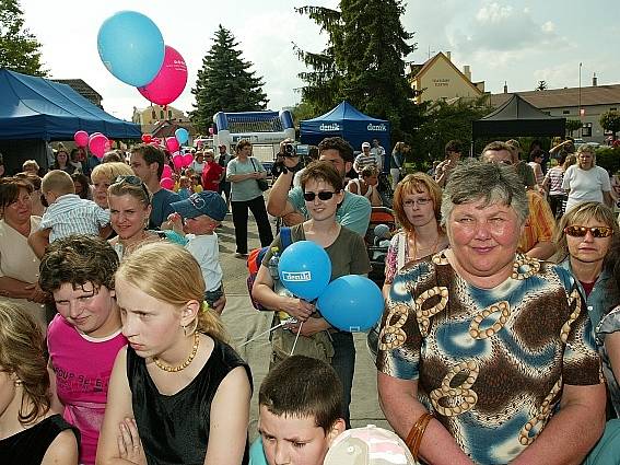 Den s Deníkem na Masarykově náměstí v Pečkách.