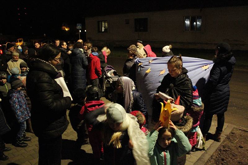 V Tuchorazi před obecním domem se v sobotu podvečer rozsvítil vánoční strom.