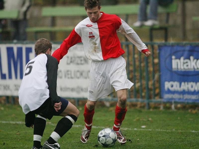 Z divizního fotbalového utkání Velim - Holice (3:1).