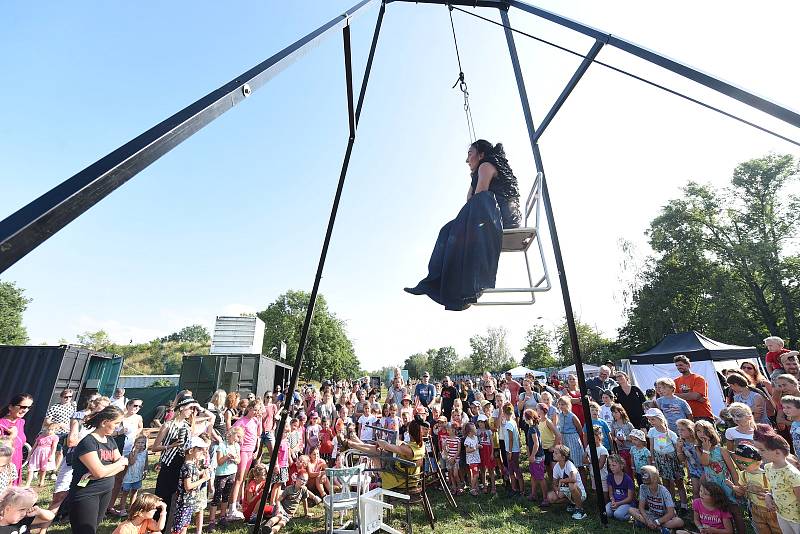 Festival Kefír, s nímž se kolínští organizátoři nakonec usadili na letišti u Hradce Králové, v sobotu pobavil děti všeho věku.