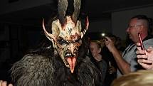 Krampusové přijeli do kulturního domu