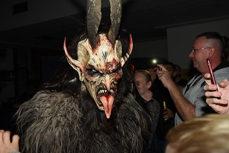 Krampusové přijeli do kulturního domu