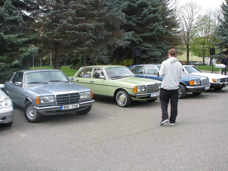 Setkání příznivců značky Mercedes Benz v areálu Vodního světa Kolín