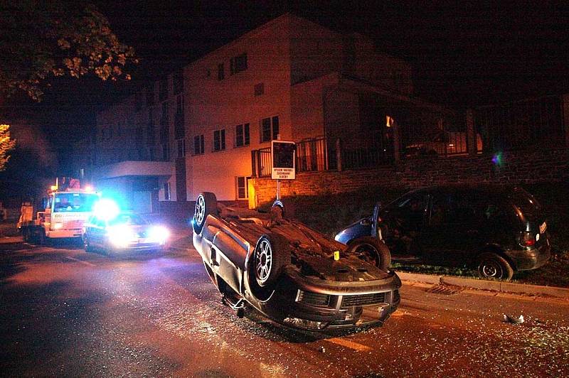 Na střeše skončilo auto přímo před výjezdem záchranky u kolínské nemocnice. 21. 4. 2009