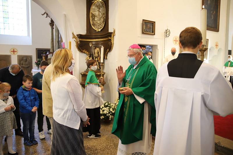 Z posvícenské bohoslužby v kostele sv. Gotharda v Českém Brodě. Celebrantem mše svaté byl apoštolský nuncius Mons. Charles Daniel Balvo.