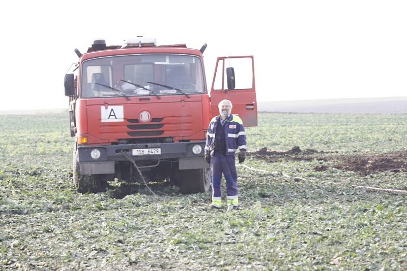 Úklid kontaminované půdy po pádu letadla