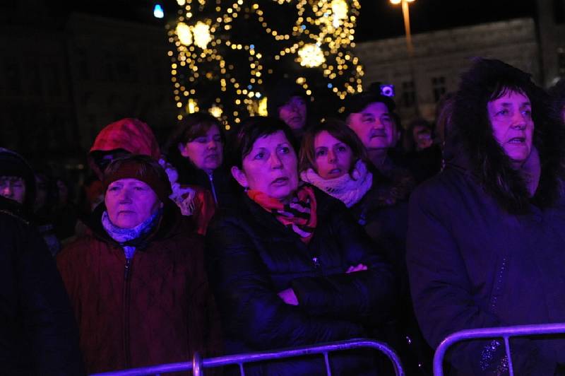 Vánoční strom se rozsvítil i přes nepřízeň počasí