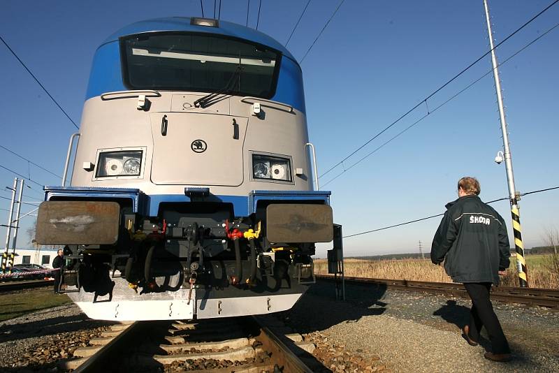 Novou lokomotivu Škoda 109 E testují ve Velimi 