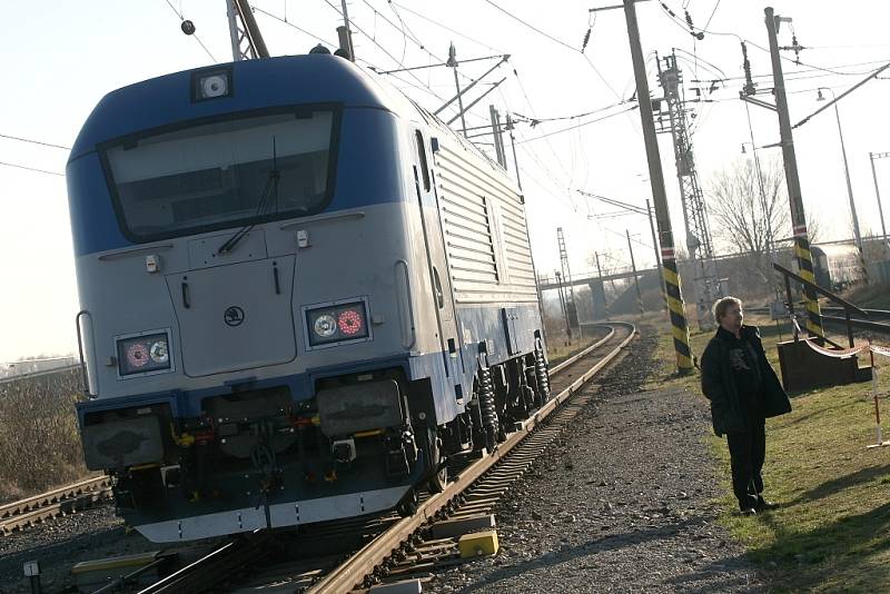 Novou lokomotivu Škoda 109 E testují ve Velimi 