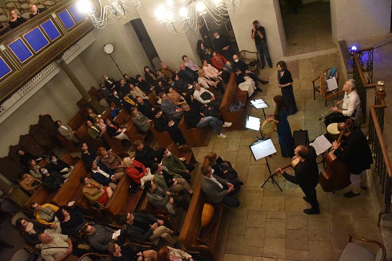 Festival Rosa Bohemica v kolínské synagoze: z vystoupení souboru Plaisirs de Musique se zpěvačkou Eliškou Tesařovou.