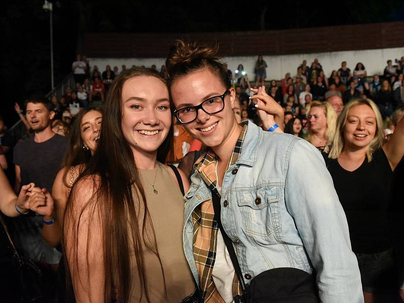 V Kolíně na sledování fotbalového utkání Česko - Dánsko navázal koncert kapely Chinaski.