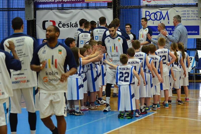 Z druhého čtvrtfinálového utkání play off BC Geosan Kolín - Prostějov (110:106 pp).