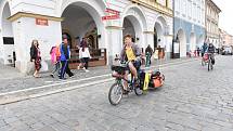 Cestu odvážného cyklisty požehnal farář a bývalý pedagog Jan Halama. 