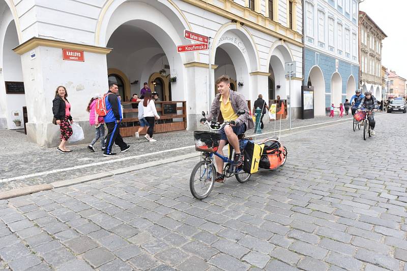 Cestu odvážného cyklisty požehnal farář a bývalý pedagog Jan Halama. 