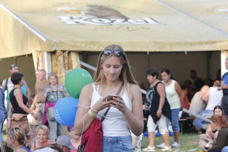 Kouřimská skála přilákala spoustu fanoušků, kteří díky hudbě zavzpomínali na Petra Muka.  