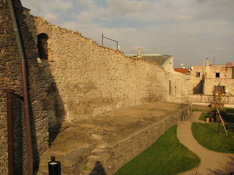 Opravená hradební zeď v severní části parkánu Bartolomějského návrší v Kolíně.