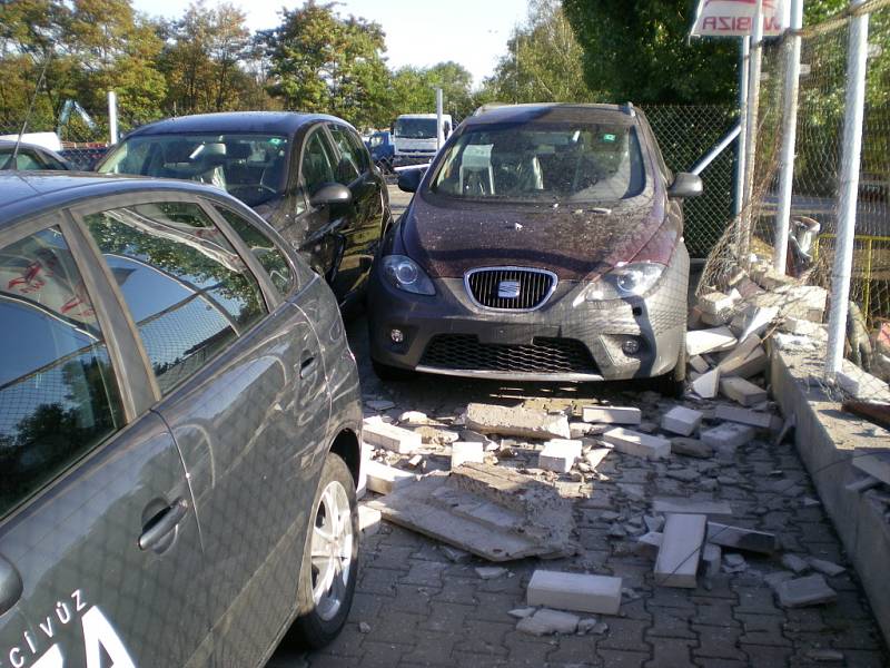 Z místa nehody, při které došlo k poškození aut autosalonu, 4. 10. Kolín