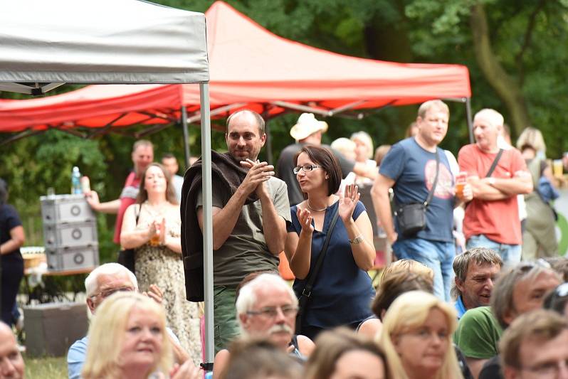 Kolínské kulturní léto zahájila Lucie Redlová a Jablkoň.