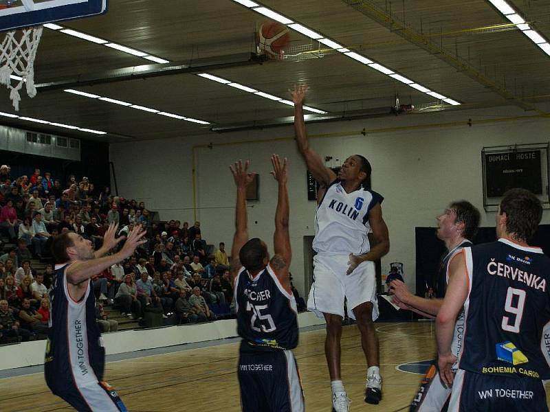 Z utkání BC Kolín - Děčín (80:94).