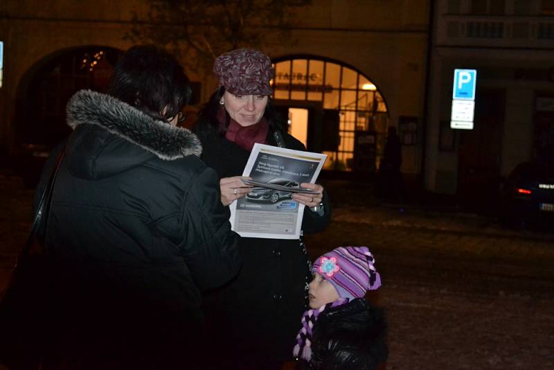 Při zpívání koled se na náměstí sešlo na sedmdesát lidí