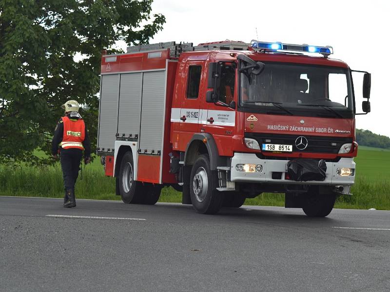 Smrt člověka si vyžádal střet motorky a osobního automobilu.