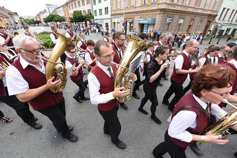 Průvod při tradičním festivalu Kmochův Kolín.