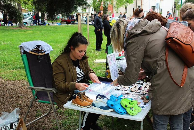 Desítky prodejců a stovky návštěvníků vyrazily poslední dubnovou sobotu do parku Komenského na Blešák na vzduchu.