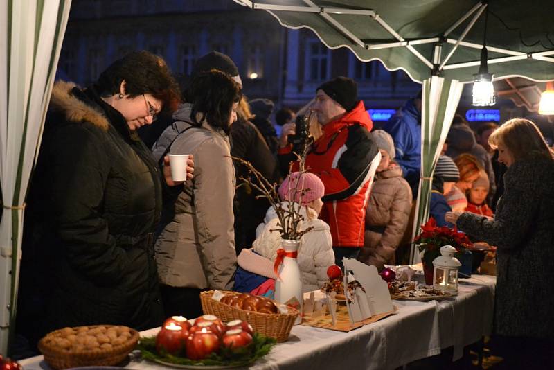 Kolíňáci zaplnili náměstí, aby se podívali na slavnostní rozsvícení vánočního stromu.