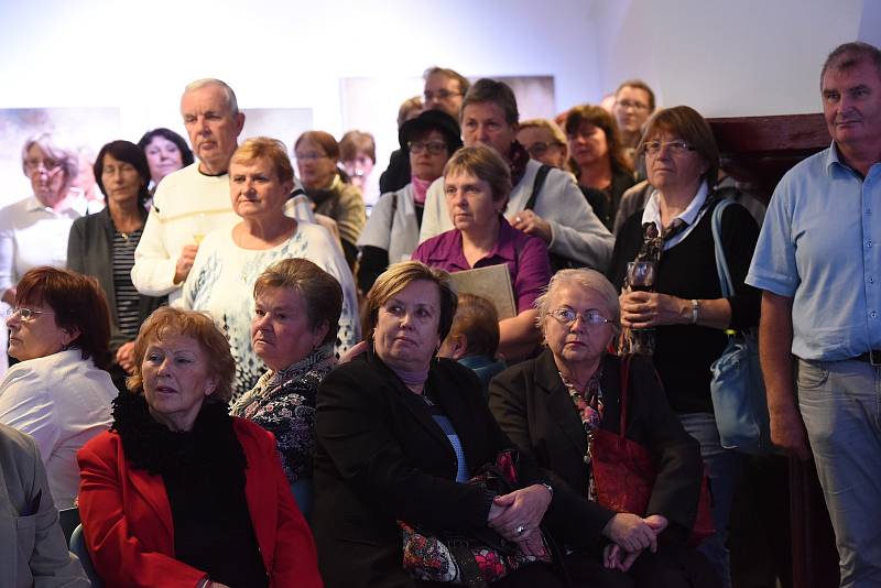 Hodně zaplněný sál podnikatelského inkubátoru Cerop v kolínském zámku byl svědkem vernisáže výstavy obrazů, kreseb a keramiky kolínského výtvarníka a kulturního aktivisty Pavla Rajdla nazvané Ohlednutí.