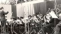 Hrající orchestr na třetím ročníku hudebního festivalu Kmochův Kolín v létě 1964.