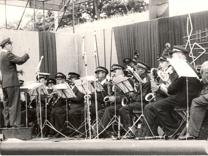 Hrající orchestr na třetím ročníku hudebního festivalu Kmochův Kolín v létě 1964.