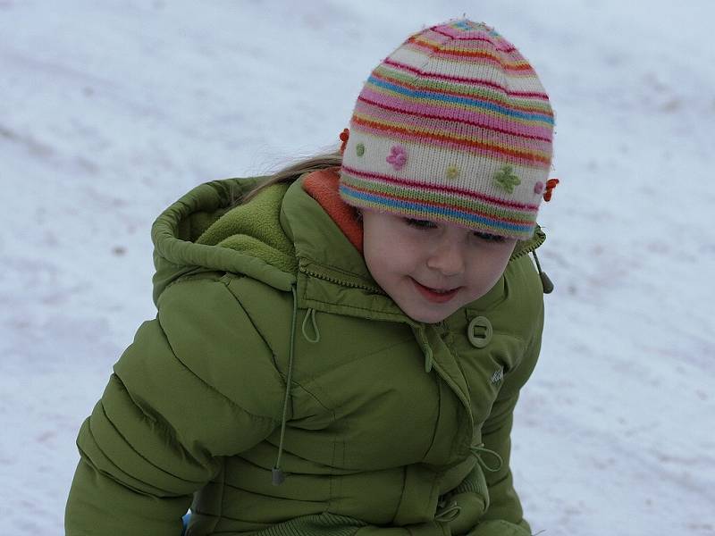 Zimní radovánky si děti užívají i na kolínském sídlišti
