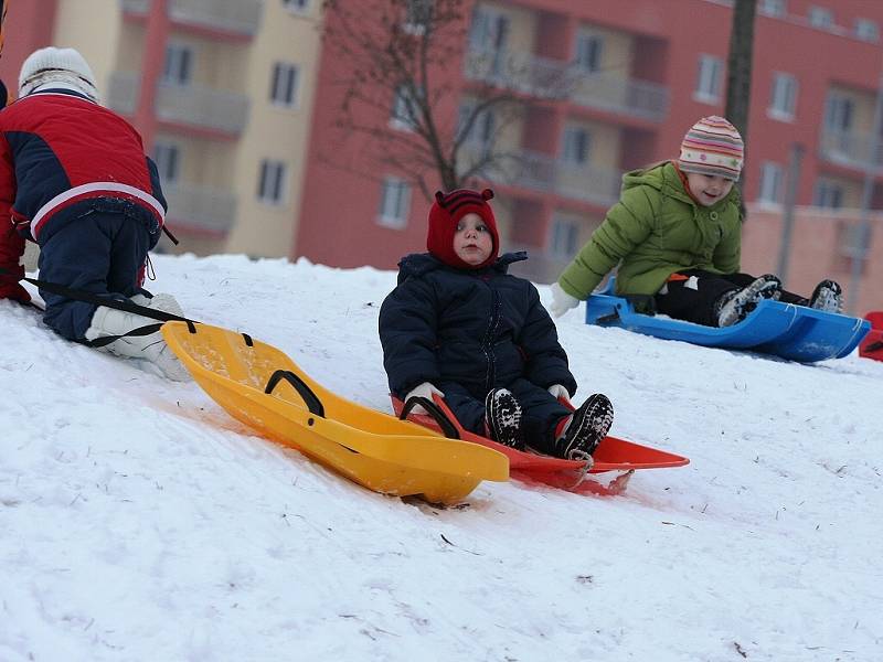 Zimní radovánky si děti užívají i na kolínském sídlišti