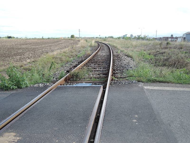 Železniční přejezd na trati Pečky - Kouřim, kde došlo k několika dopravním nehodám.