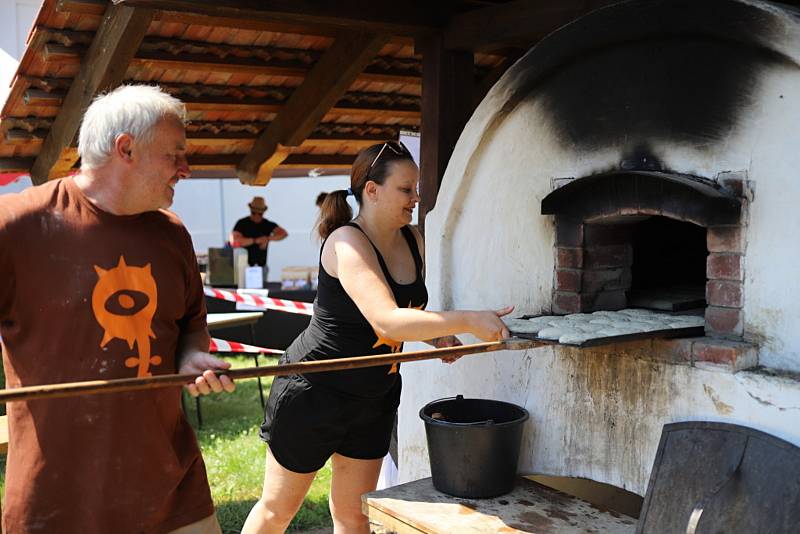 Z pečení chleba ve Štolmíři.