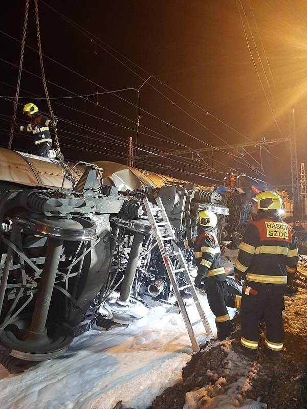 Noční práce na odklízení železniční trati po nehodě nákladního vlaku ve stanici Poříčany