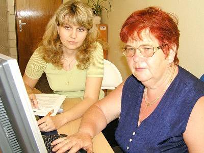 Jaroslava Kyselová (vpředu) trpí vážnou poruchou zraku. Nevzdala se a ve svých šedesáti letech se naučila pracovat s počítačem, který jí velkou měrou usnadnil život. Na snímku své dovednosti konzultuje s vedoucí kolínského pracoviště Martinou Čáslavovou.